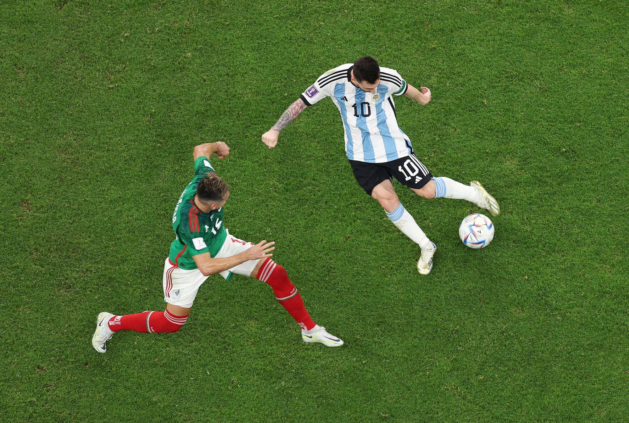 Người đầu tiên có được hat-trick không phải Messi hay Ronaldo Người đầu tiên có được hat-trick không phải Messi hay Ronaldo