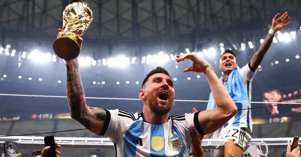 Messi nâng cao chức vô địch World Cup danh giá Messi nâng cao chức vô địch World Cup danh giá