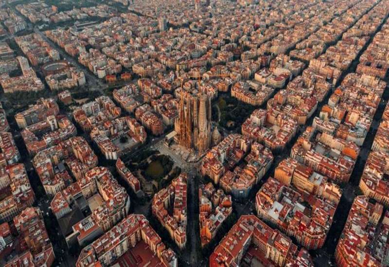 Barcelona là một thành phố giàu văn hóa và du lịch Barcelona là một thành phố giàu văn hóa và du lịch