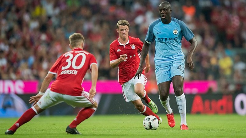Yaya Toure cũng từng khiến nhiều cầu thủ phải e dè với thể hình của mình Yaya Toure cũng từng khiến nhiều cầu thủ phải e dè với thể hình của mình