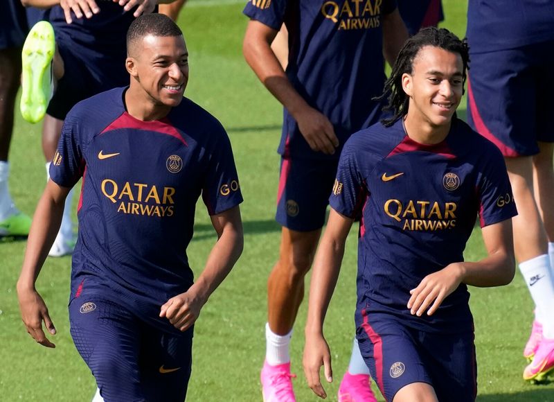 Ethan Mbappé mới chỉ chơi cho Bondy và hiện là PSG Ethan Mbappé mới chỉ chơi cho Bondy và hiện là PSG