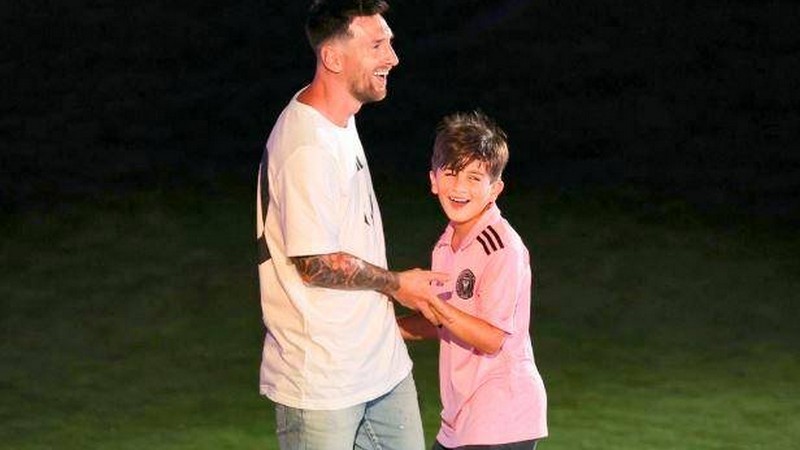 Người hâm mộ luôn tỏ ra cực kỳ yêu thích với cậu con trai cả của Messi Người hâm mộ luôn tỏ ra cực kỳ yêu thích với cậu con trai cả của Messi