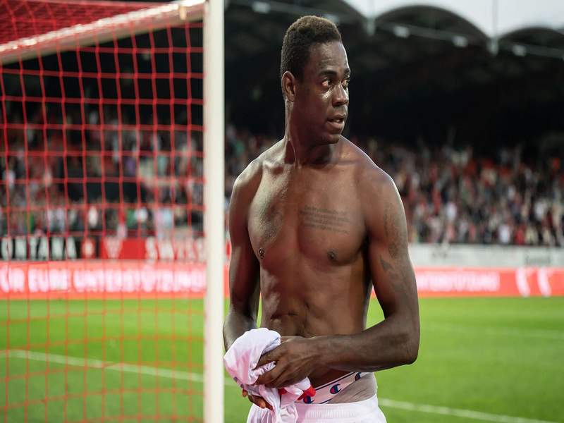 Cầu thủ Balotelli là một cầu thủ bóng đá người Italia nổi tiếng với sự tài năng và tính cách nổi loạn. Cầu thủ Balotelli là một cầu thủ bóng đá người Italia nổi tiếng với sự tài năng và tính cách nổi loạn.