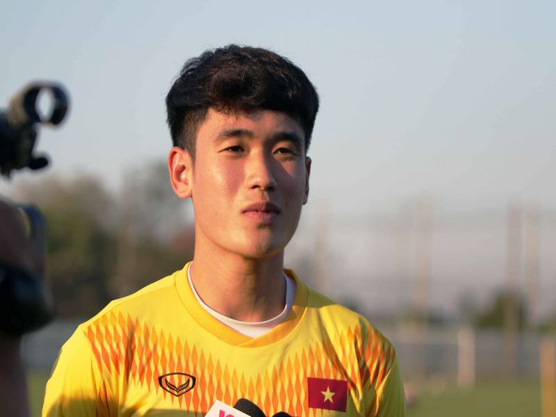 Cầu thủ Huỳnh Tấn Sinh là một cầu thủ bóng đá người Việt Nam Cầu thủ Huỳnh Tấn Sinh là một cầu thủ bóng đá người Việt Nam