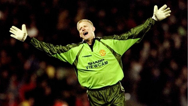 Trong đội hình MU huyền thoại, vị trí thủ môn chắc chắn là Peter Schmeichel Trong đội hình MU huyền thoại, vị trí thủ môn chắc chắn là Peter Schmeichel