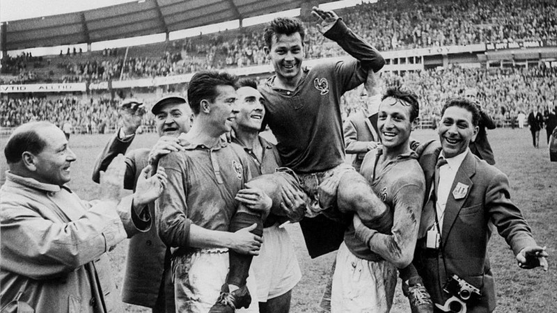 Huyền thoại người Pháp Just Fontaine là cầu thủ ghi được nhiều bàn thắng nhất trong một kỳ World Cup Huyền thoại người Pháp Just Fontaine là cầu thủ ghi được nhiều bàn thắng nhất trong một kỳ World Cup