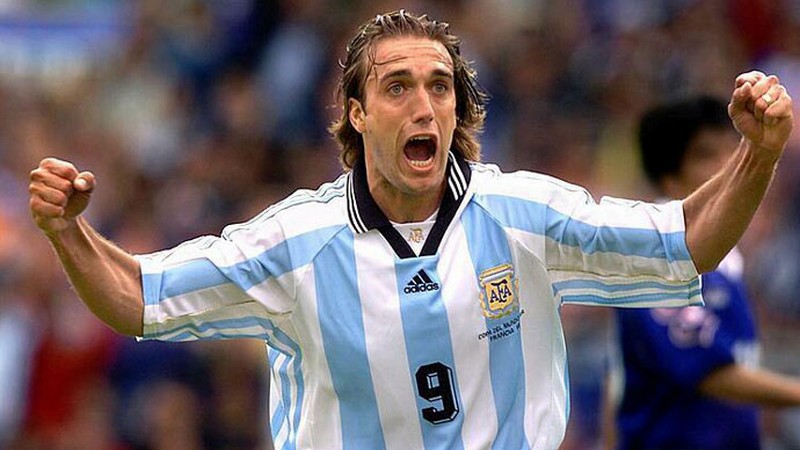Batistuta cũng từng là một tiền đạo Argentina lừng danh trong quá khứ Batistuta cũng từng là một tiền đạo Argentina lừng danh trong quá khứ
