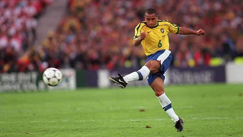 Roberto Carlos cũng là cầu thủ có lực sút vô cùng ấn tượng Roberto Carlos cũng là cầu thủ có lực sút vô cùng ấn tượng
