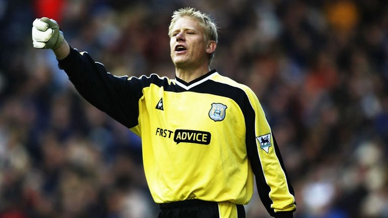 Peter Schmeichel huyền thoại của Quỷ đỏ cũng từng chơi cho Man City Peter Schmeichel huyền thoại của Quỷ đỏ cũng từng chơi cho Man City