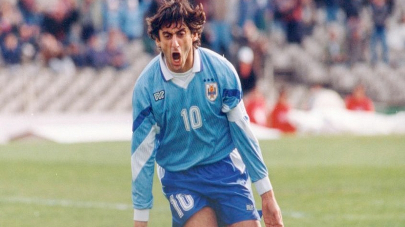 Francescoli trong lịch sử cũng là một cầu thủ Uruguay xuất sắc Francescoli trong lịch sử cũng là một cầu thủ Uruguay xuất sắc