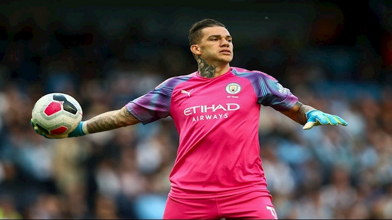 Hiện nay cái tên Ederson đang thể hiện rất tốt Hiện nay cái tên Ederson đang thể hiện rất tốt