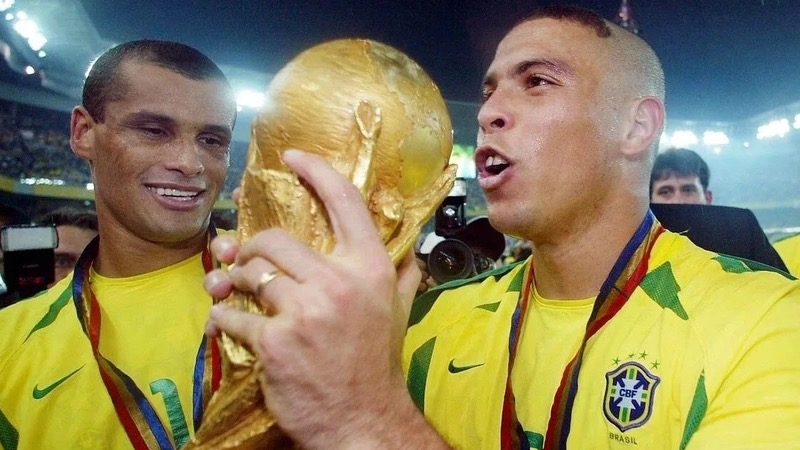 Cầu thủ Ronaldo De Lima là người duy nhất được gọi là người ngoài hành tinh Cầu thủ Ronaldo De Lima là người duy nhất được gọi là người ngoài hành tinh