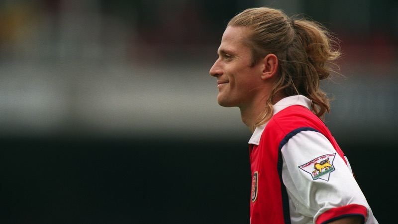 Ít ai nghĩ cầu thủ Emmanuel Petit lại có lối chơi đầy chắc chắn với vẻ ngoài nghệ sĩ này Ít ai nghĩ cầu thủ Emmanuel Petit lại có lối chơi đầy chắc chắn với vẻ ngoài nghệ sĩ này