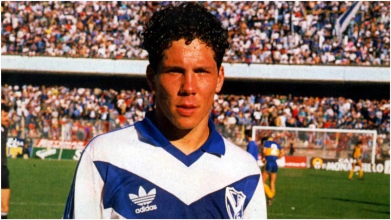 Huấn luyện viên Diego Simeone từng là một tiền vệ đầy xuất sắc khi còn chơi bóng Huấn luyện viên Diego Simeone từng là một tiền vệ đầy xuất sắc khi còn chơi bóng