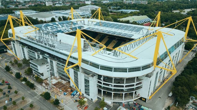 Sân vận động này mang tên một nhà tài trợ của Dortmund Sân vận động này mang tên một nhà tài trợ của Dortmund
