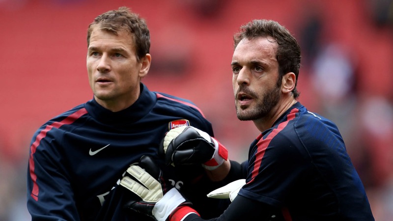 Thủ môn Manuel Almunia với Jens Lehmann có một mối quan hệ đầy khó khăn với nhau Thủ môn Manuel Almunia với Jens Lehmann có một mối quan hệ đầy khó khăn với nhau