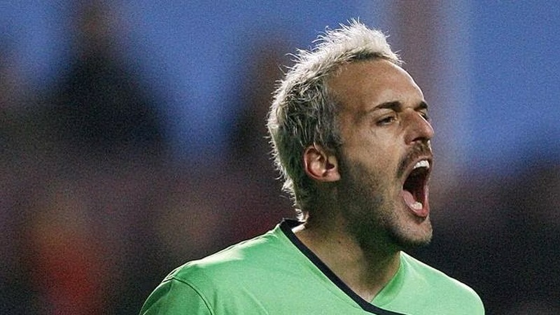 Thủ môn Manuel Almunia rất khó khăn trong sự nghiệp của mình Thủ môn Manuel Almunia rất khó khăn trong sự nghiệp của mình