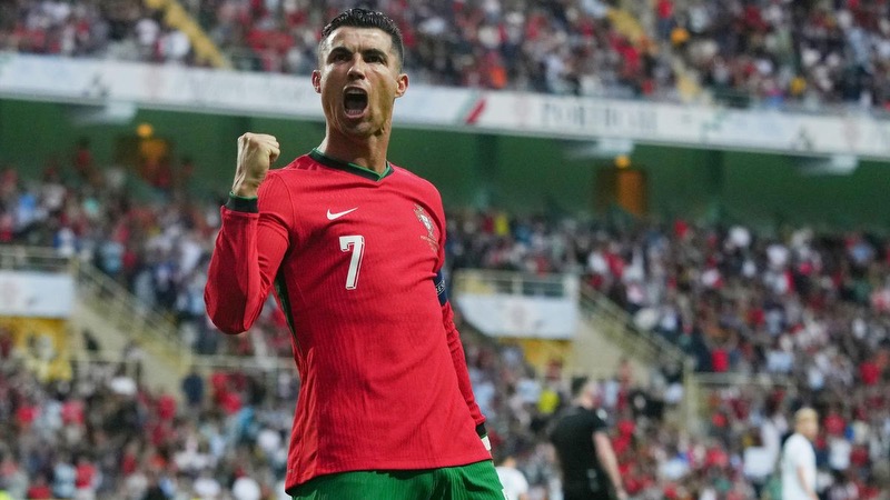 Ronaldo chính là cầu thủ ghi nhiều bàn thắng nhất lịch sử Euro Ronaldo chính là cầu thủ ghi nhiều bàn thắng nhất lịch sử Euro