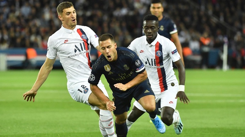 Cầu thủ Thomas Meunier va chạm với Eden Hazard Cầu thủ Thomas Meunier va chạm với Eden Hazard