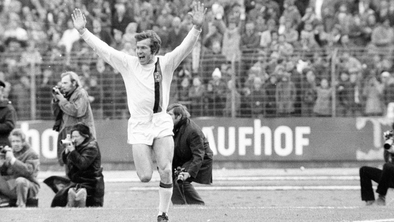 Khi còn chơi bóng, huấn luyện viên Jupp Heynckes từng là một cầu thủ huyền thoại Khi còn chơi bóng, huấn luyện viên Jupp Heynckes từng là một cầu thủ huyền thoại