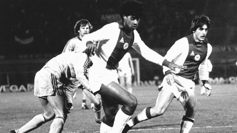 Cầu thủ Frank Rijkaard đã nhanh chóng nổi tiếng với Ajax Cầu thủ Frank Rijkaard đã nhanh chóng nổi tiếng với Ajax