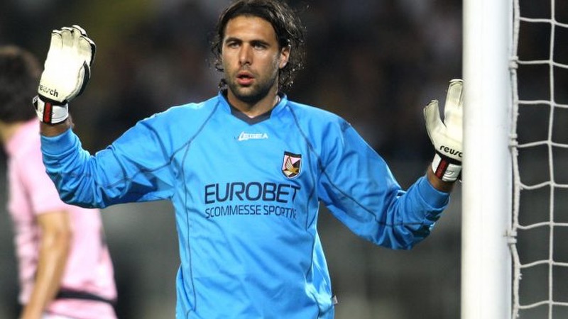 Thủ môn Salvatore Sirigu khi bắt đầu sự nghiệp cũng có những ấn tượng Thủ môn Salvatore Sirigu khi bắt đầu sự nghiệp cũng có những ấn tượng
