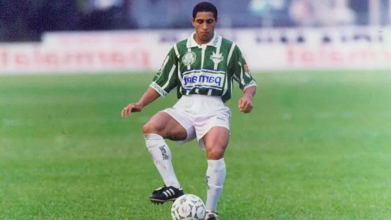 Cầu thủ Roberto Carlos trưởng thành với chính bóng đá Brazil Cầu thủ Roberto Carlos trưởng thành với chính bóng đá Brazil