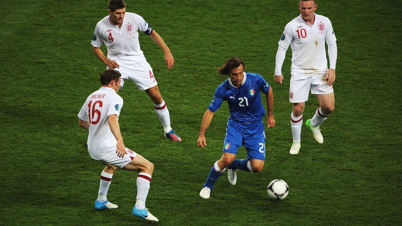Cầu thủ Andrea Pirlo được coi là chuẩn mực cho một tiền vệ Cầu thủ Andrea Pirlo được coi là chuẩn mực cho một tiền vệ