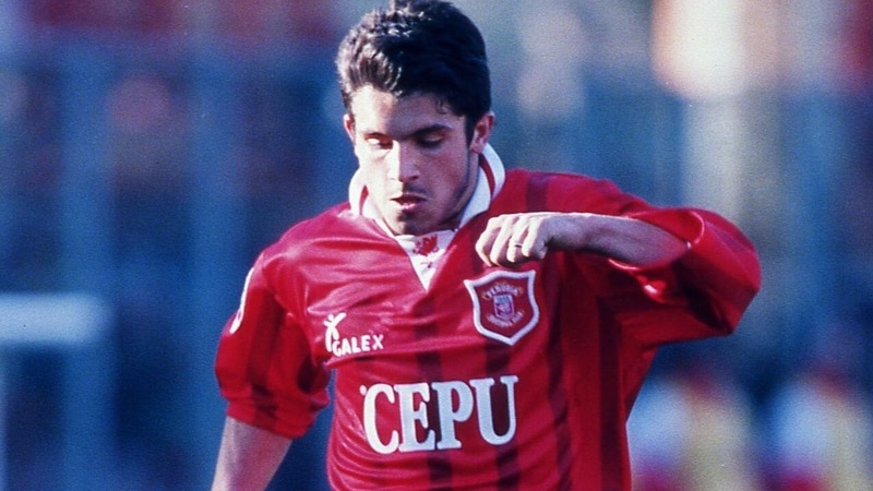 Cầu thủ Gennaro Gattuso khi bắt đầu sự nghiệp của mình Cầu thủ Gennaro Gattuso khi bắt đầu sự nghiệp của mình