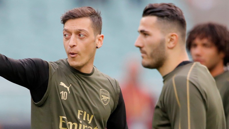 Ozil chắc chắn phải rất biết ơn với người đồng đội của mình Ozil chắc chắn phải rất biết ơn với người đồng đội của mình