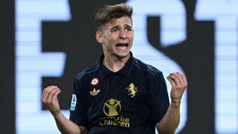 Hiện tại thì anh đang khoác áo của Juventus Hiện tại thì anh đang khoác áo của Juventus