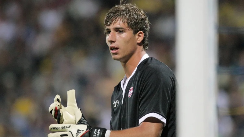 Thủ môn Kevin Trapp đã nỗ lực từ những đội bóng nhỏ để có được dấu ấn của mình Thủ môn Kevin Trapp đã nỗ lực từ những đội bóng nhỏ để có được dấu ấn của mình