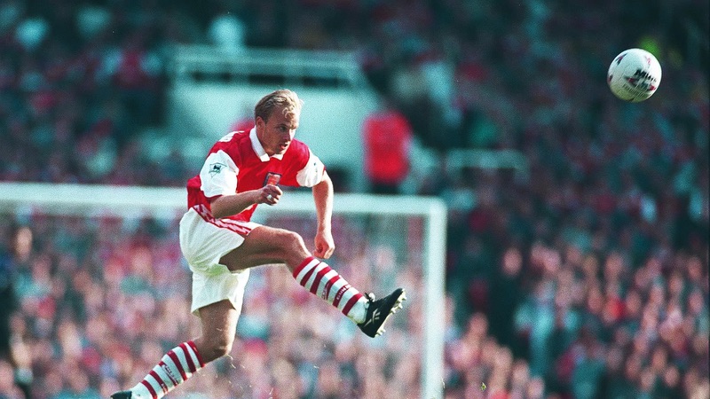 Cầu thủ Dennis Bergkamp là mẫu cầu thủ có thể làm mọi thứ trong một trận đấu Cầu thủ Dennis Bergkamp là mẫu cầu thủ có thể làm mọi thứ trong một trận đấu
