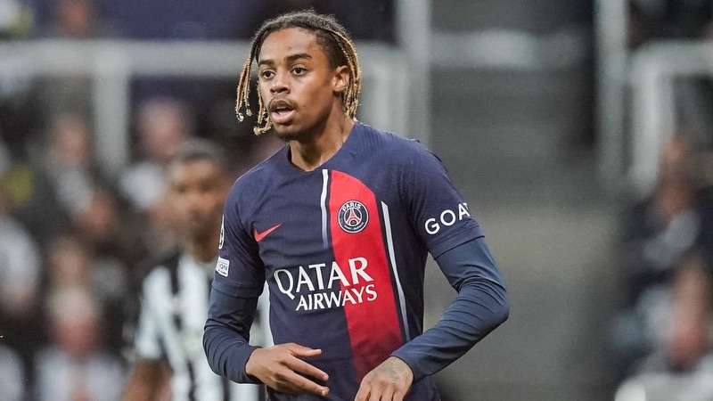 Và PSG cũng nhanh chóng chiêu mộ cái tên này Và PSG cũng nhanh chóng chiêu mộ cái tên này