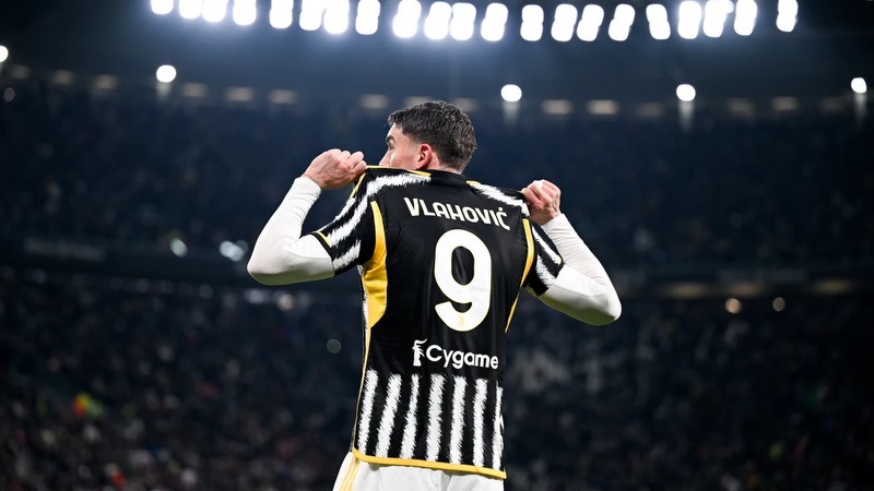 Nhưng có lẽ chiếc áo của cầu thủ Dusan Vlahovic tại Juventus quá rộng Nhưng có lẽ chiếc áo của cầu thủ Dusan Vlahovic tại Juventus quá rộng